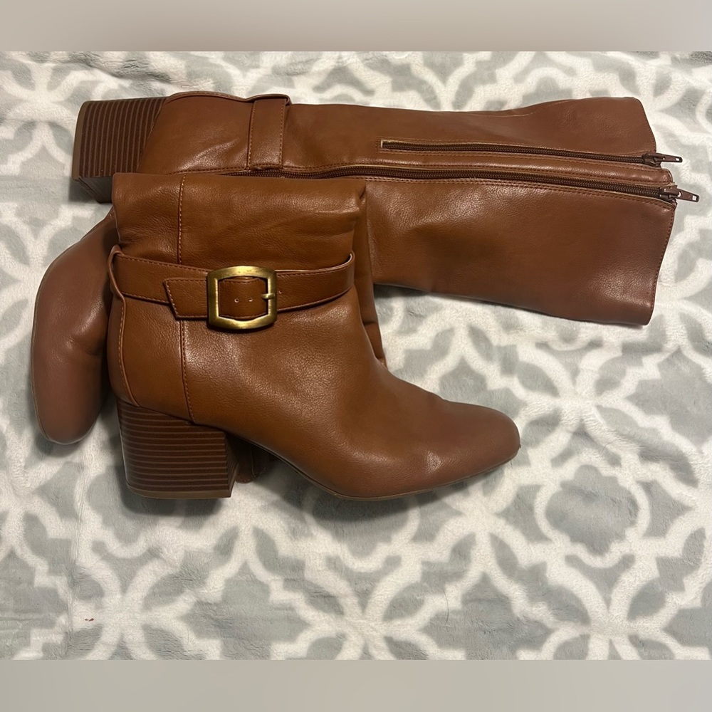 Women’s knee high boots size US 9.5, color chestnut, brand: Aerosoles.